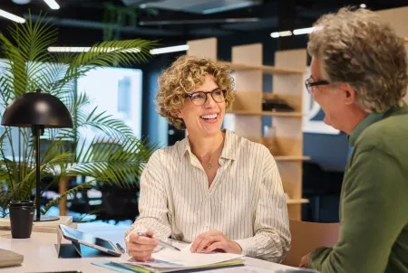 Kollegen im Gespräch zum Thema Vereinbarkeit im Büro