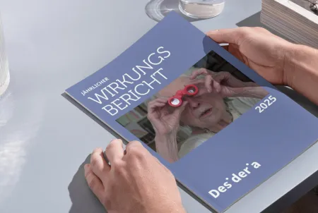 Wirkungsbericht wird in den Händen gehalten zum Lesen