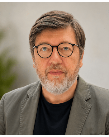 Mann mit Brille schaut in die Kamera