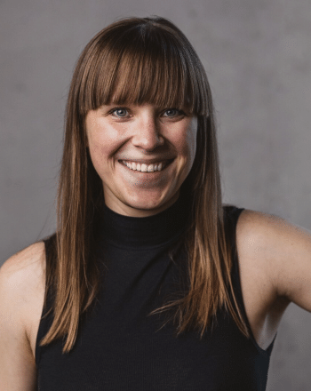 Portraitbild der Journalistin Jule Wernhard